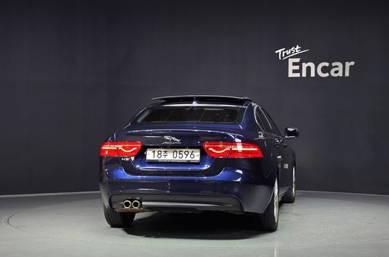 Jaguar XE 20d Prestige — пробег 90 369 км — фото 4 из 5