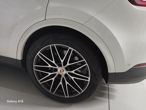 Porsche Cayenne 3.0 E-Hybrid — пробег 13 500 км — фото 5 из 5