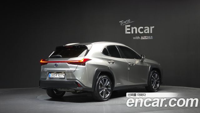 Lexus UX 2.0 AWD — пробег 98 550 км — фото 2 из 5