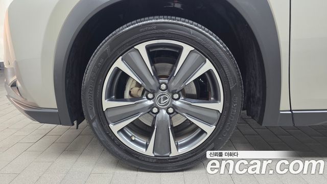 Lexus UX 2.0 AWD — пробег 98 550 км — фото 5 из 5