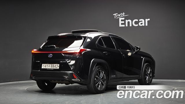 Lexus UX 2.0 F-Sport 2WD — пробег 68 728 км — фото 2 из 5