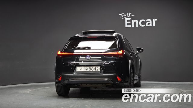 Lexus UX 2.0 F-Sport 2WD — пробег 68 728 км — фото 4 из 5