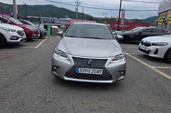 Lexus CT200h 1.8 Supreme ZWA10 — пробег 31 000 км — фото 1 из 5