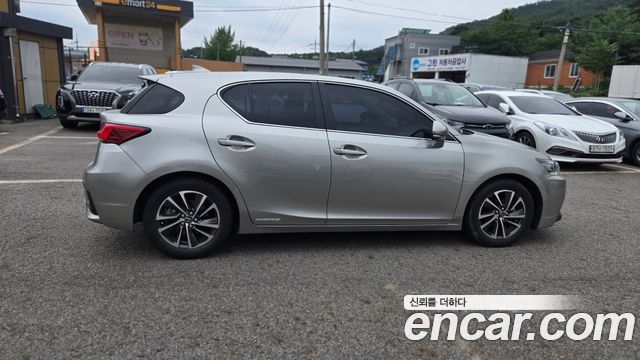 Lexus CT200h 1.8 Supreme ZWA10 — пробег 31 000 км — фото 3 из 5