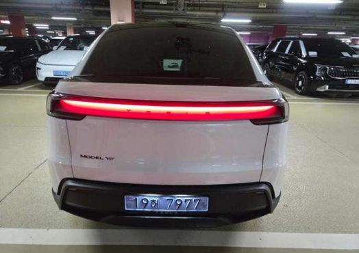 Tesla Model Y L Long Range AWD — пробег 1 км — фото 3 из 5