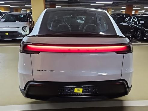 Tesla Model Y L Long Range AWD — пробег 8 км — фото 4 из 5