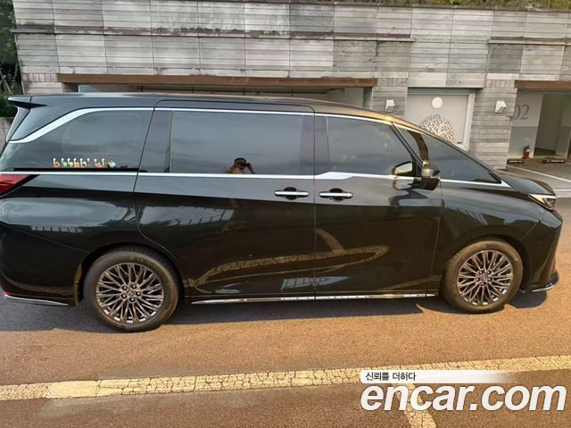 Lexus LM 500h Executive — пробег 17 300 км — фото 3 из 5