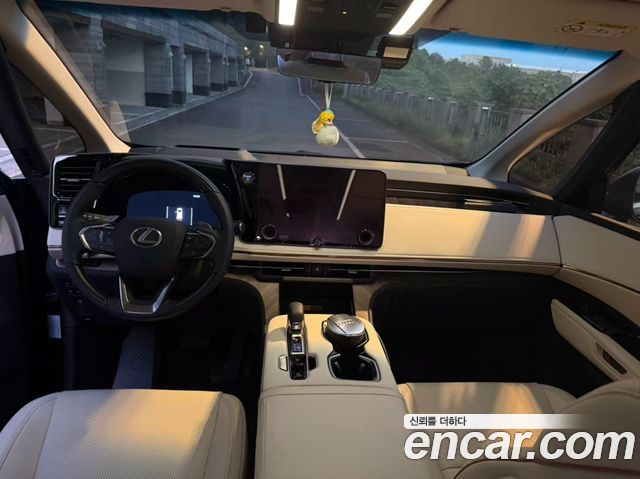 Lexus LM 500h Executive — пробег 17 300 км — фото 4 из 5