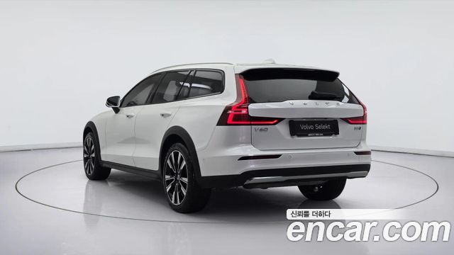 Volvo V60 B5 Ultra AWD — пробег 609 км — фото 4 из 5