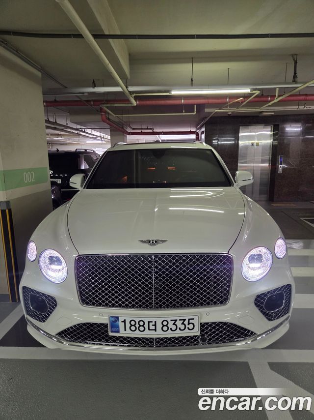 Bentley Bentayga 4.0 V8 — пробег 11 000 км — фото 1 из 5