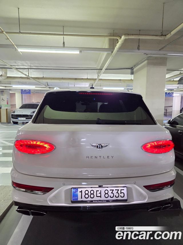 Bentley Bentayga 4.0 V8 — пробег 11 000 км — фото 2 из 5