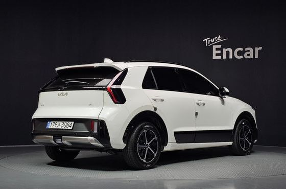 Kia Niro Prestige — пробег 4 549 км — фото 2 из 5