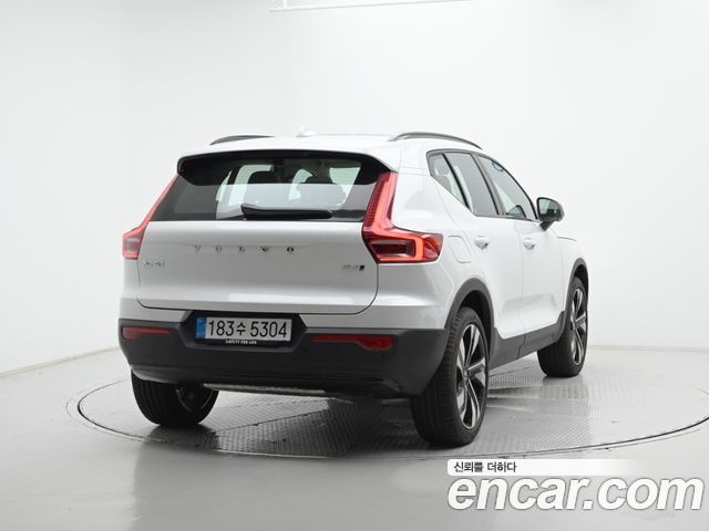 Volvo XC40 B4 Ultra Dark — пробег 427 км — фото 2 из 5