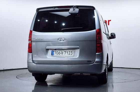 Hyundai Starex 11-Seater Wagon CVX Luxury — пробег 190 013 км — фото 4 из 5