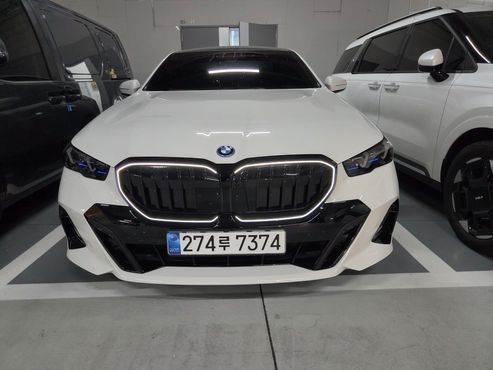 BMW 5-Series 550e xDrive M Sport Pro — пробег 15 000 км — фото 1 из 5