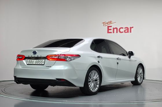 Toyota Camry 2.5 XLE Hybrid — пробег 62 940 км — фото 2 из 5