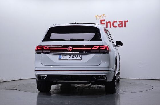 Volkswagen Atlas 2.0 TSI R-LINE 7-Seater — пробег 7 122 км — фото 4 из 5