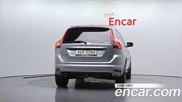 Volvo XC60 D5 R-Design AWD 1st — пробег 75 682 км — фото 4 из 5