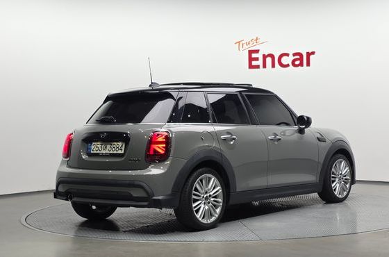 Mini Cooper 5Door Classic Plus Launch Pack Third Generation — пробег 54 525 км — фото 2 из 5