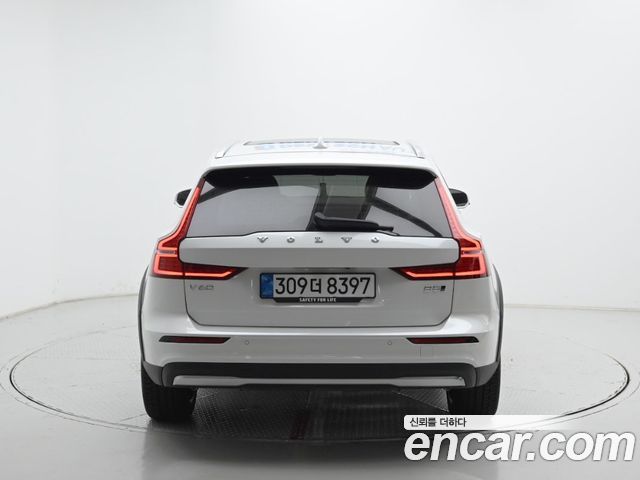 Volvo V60 B5 Ultra AWD — пробег 7 510 км — фото 4 из 5