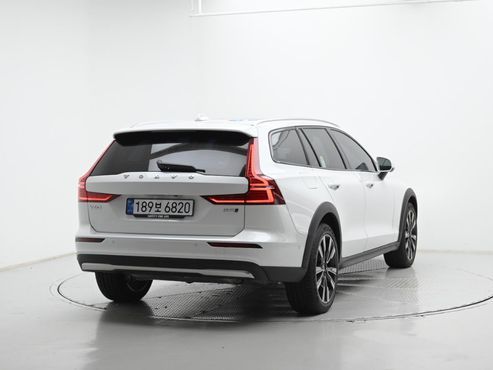 Volvo V60 B5 Ultra AWD — пробег 2 469 км — фото 2 из 5