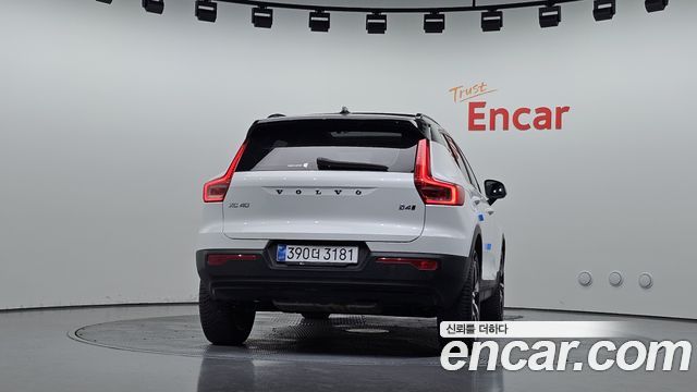 Volvo XC40 B4 R-Design — пробег 81 650 км — фото 4 из 5