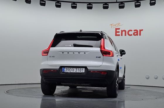 Volvo XC40 B4 R-Design — пробег 81 650 км — фото 4 из 5