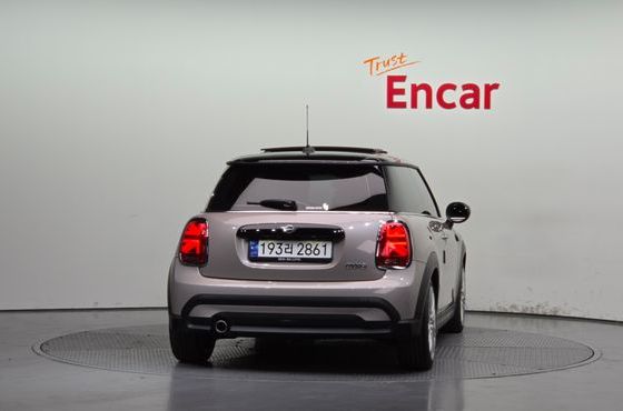 Mini Cooper Classic Plus Launch Pack Third Generation — пробег 18 577 км — фото 4 из 5