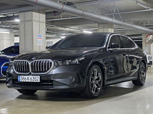 BMW 5-Series 520i — пробег 4 040 км — фото 1 из 5