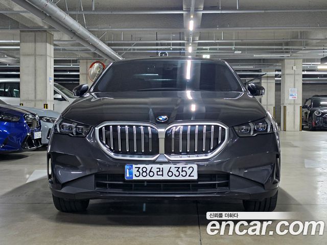BMW 5-Series 520i — пробег 4 040 км — фото 3 из 5