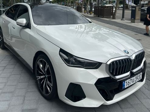 BMW 5-Series 530i xDrive M Sport — пробег 2 444 км — фото 2 из 5