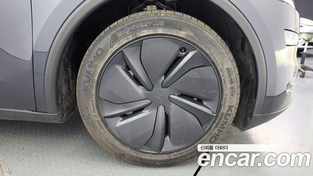 Tesla Model Y Premium Long Range AWD — пробег 9 789 км — фото 5 из 5