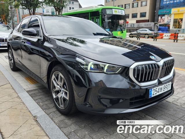 BMW 5-Series 520i — пробег 800 км — фото 2 из 5
