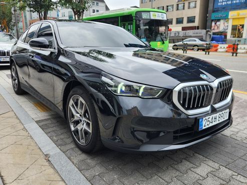 BMW 5-Series 520i — пробег 800 км — фото 2 из 5