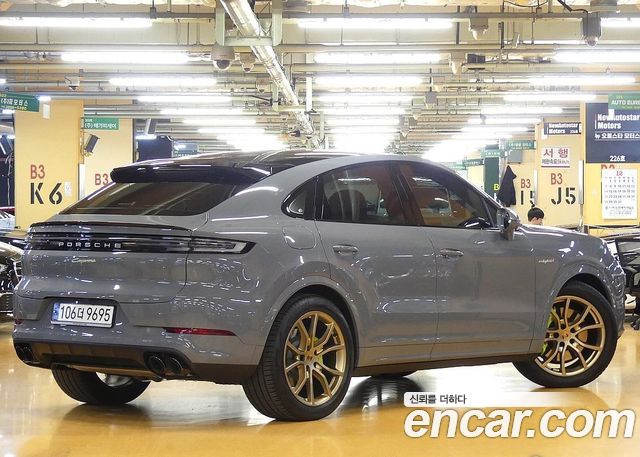 Porsche Cayenne 3.0 E-Hybrid Coupe — пробег 15 000 км — фото 2 из 5
