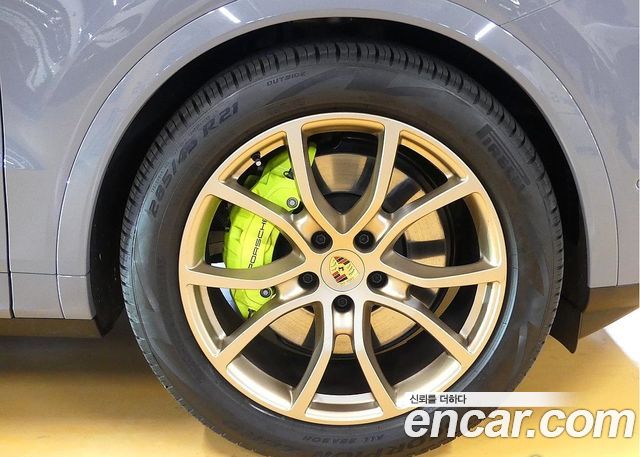 Porsche Cayenne 3.0 E-Hybrid Coupe — пробег 15 000 км — фото 5 из 5