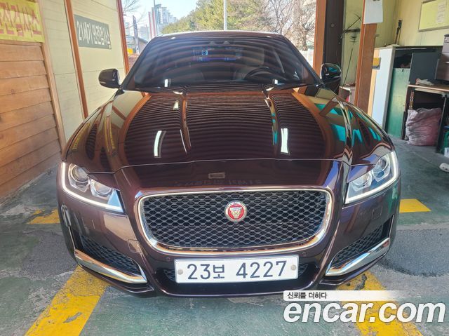 Jaguar XF 20d Prestige — пробег 90 000 км — фото 3 из 5
