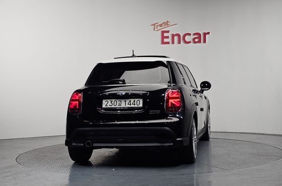 Mini Cooper 5Door Classic Plus Launch Pack Third Generation — пробег 29 114 км — фото 4 из 5