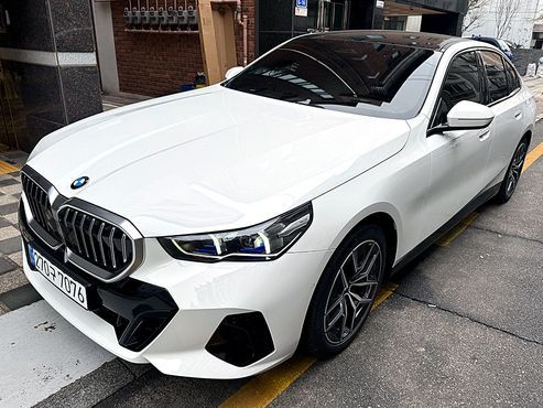 BMW 5-Series 520i M Sport — пробег 1 200 км — фото 2 из 5