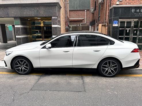 BMW 5-Series 520i M Sport — пробег 1 200 км — фото 3 из 5