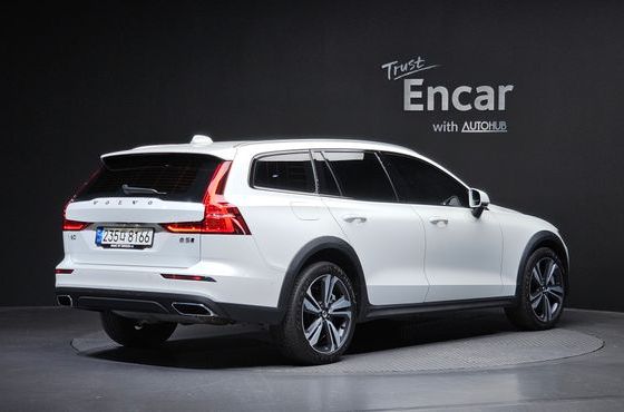 Volvo V60 B5 Pro AWD — пробег 33 545 км — фото 2 из 5