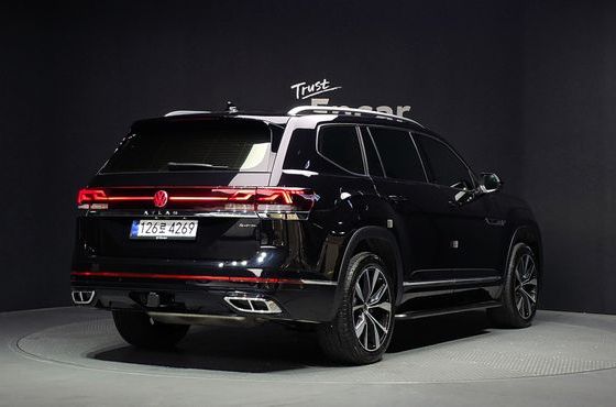 Volkswagen Atlas 2.0 TSI R-LINE 7-Seater — пробег 17 653 км — фото 2 из 5
