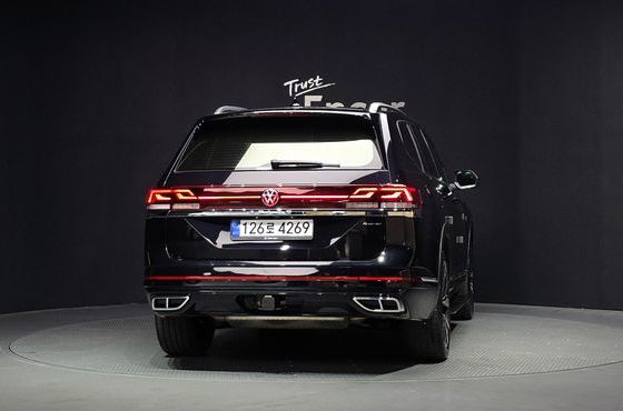 Volkswagen Atlas 2.0 TSI R-LINE 7-Seater — пробег 17 653 км — фото 4 из 5
