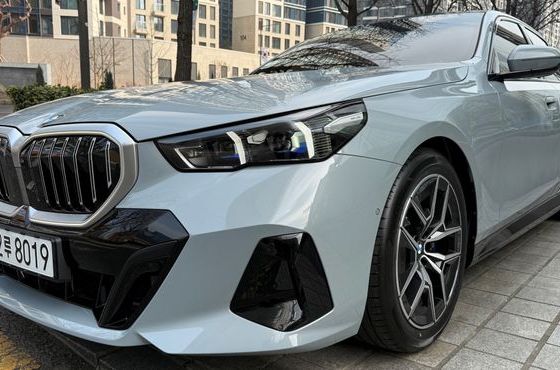 BMW 5-Series 520i M Sport — пробег 1 500 км — фото 2 из 5