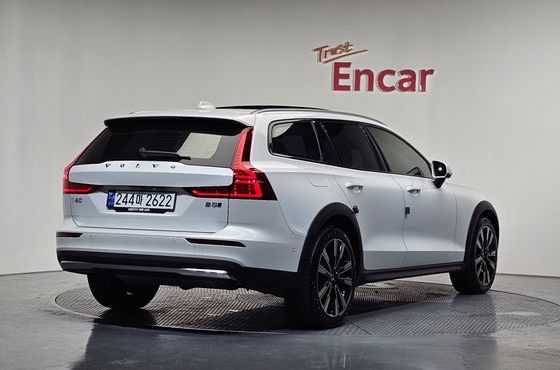 Volvo V60 B5 Ultimate AWD — пробег 10 885 км — фото 2 из 5