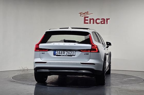 Volvo V60 B5 Ultimate AWD — пробег 10 885 км — фото 4 из 5
