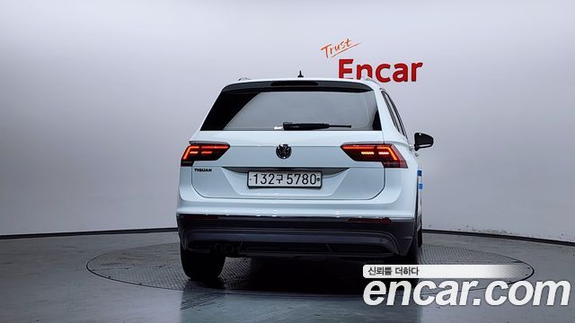 Volkswagen Tiguan 2.0 TDI Premium — пробег 98 759 км — фото 4 из 5