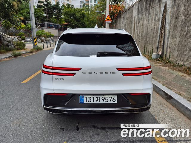 Genesis GV70 2.5T Gasoline 2WD — пробег 4 100 км — фото 4 из 5