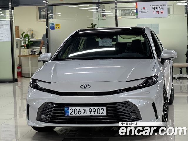 Toyota Camry 2.5 XLE Premium Hybrid — пробег 6 км — фото 1 из 5