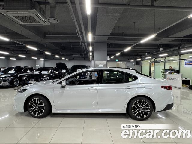 Toyota Camry 2.5 XLE Premium Hybrid — пробег 6 км — фото 2 из 5